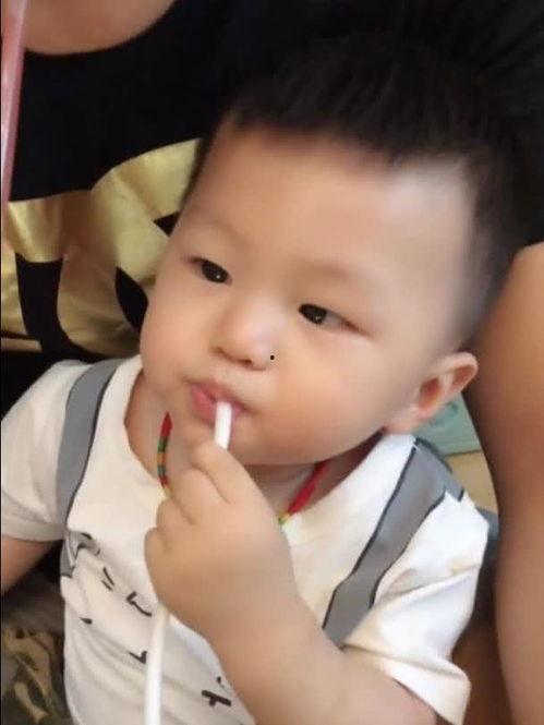 爷俩比赛吃瓜,趣味横生上演“瓜王争霸”